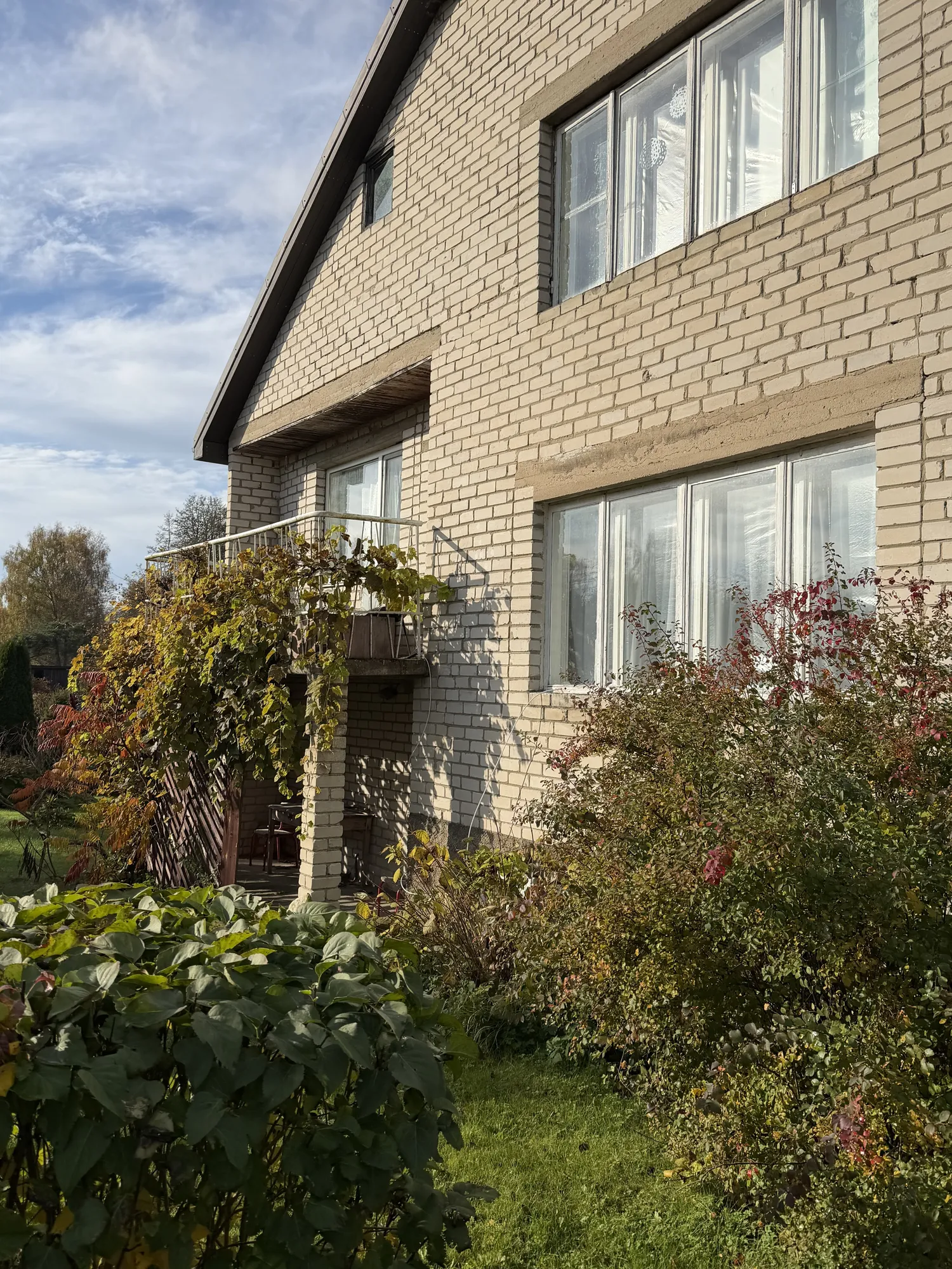 Pārdod divstāvu māju ar 1800 m² zemi un dārzu gleznainā vietā, Spārē blakus Sūniņu ezeram. 