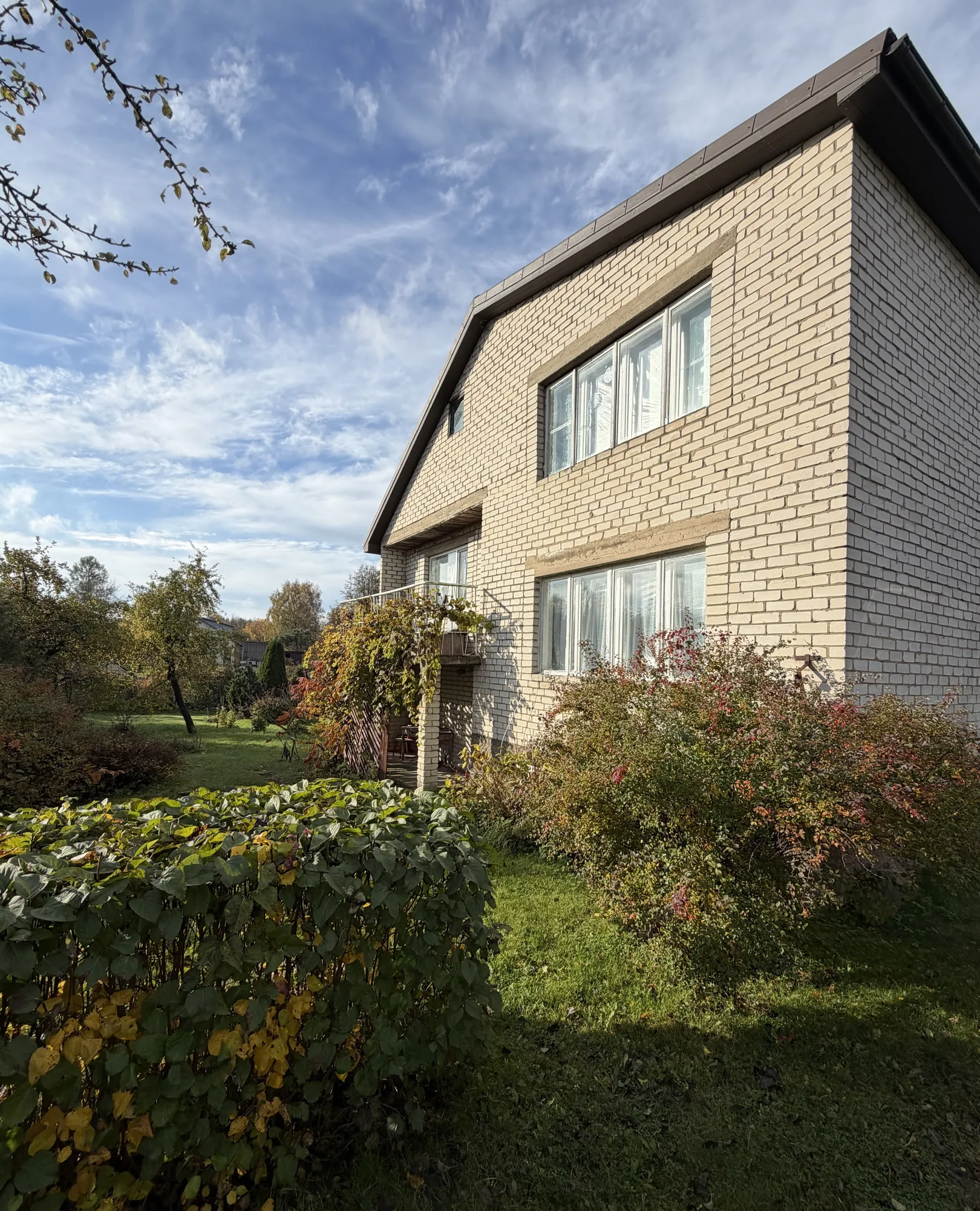 Pārdod divstāvu māju ar 1800 m² zemi un dārzu gleznainā vietā, Spārē blakus Sūniņu ezeram. 