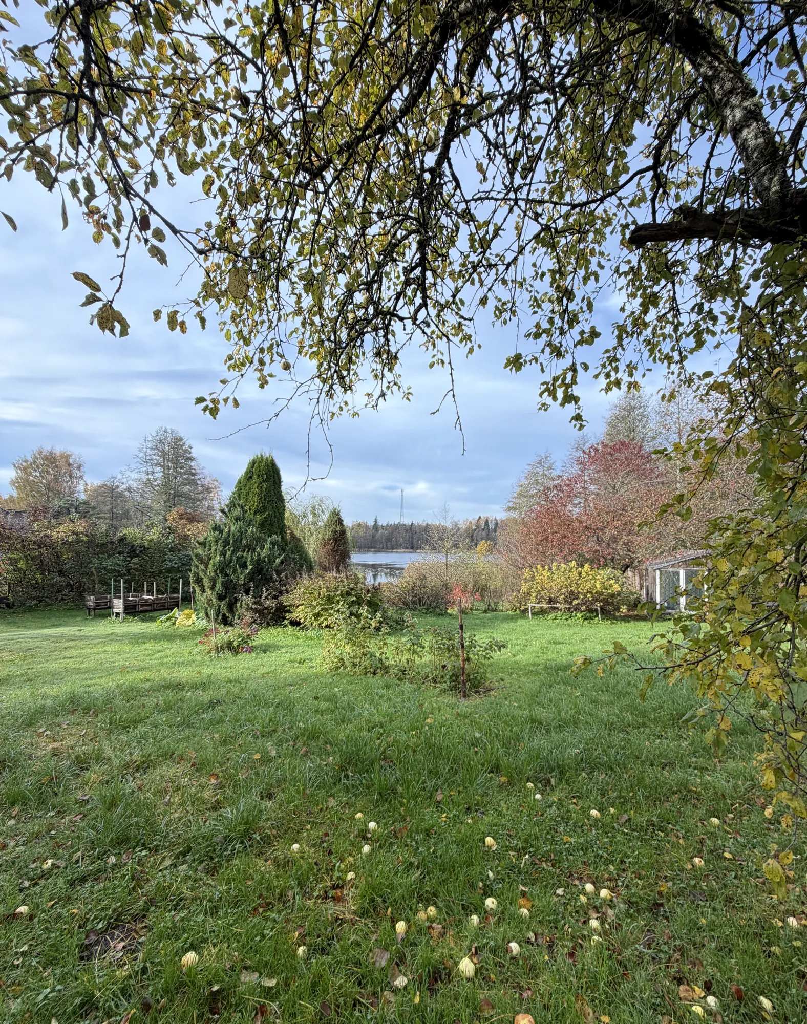 Pārdod divstāvu māju ar 1800 m² zemi un dārzu gleznainā vietā, Spārē blakus Sūniņu ezeram. 